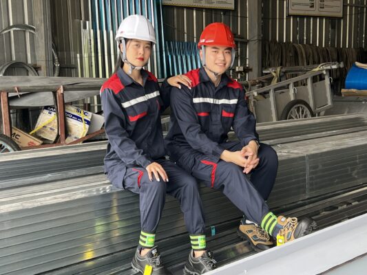 nhan-vien-lam-viec-trong-xuong